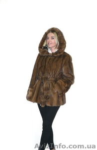 Полушубок с капюшоном из меха норки красивого медового оттенка