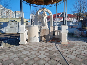 Озоблення території культових споруд виробами з натурального каменю.