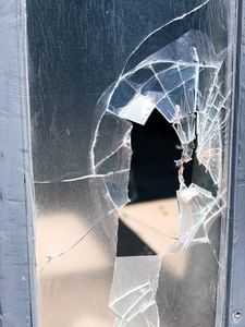 Чим краще заклеювати вікна від вибухової хвилі